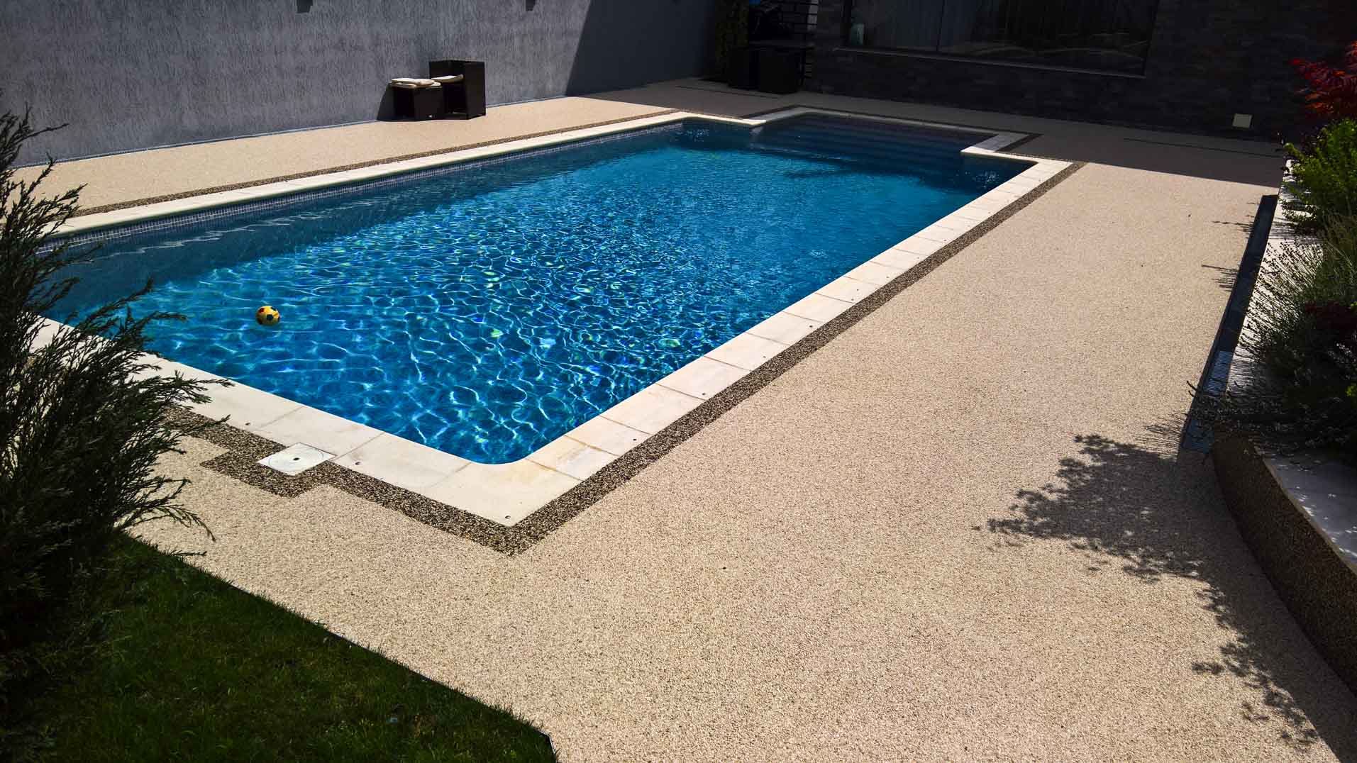 paving around swimming pool